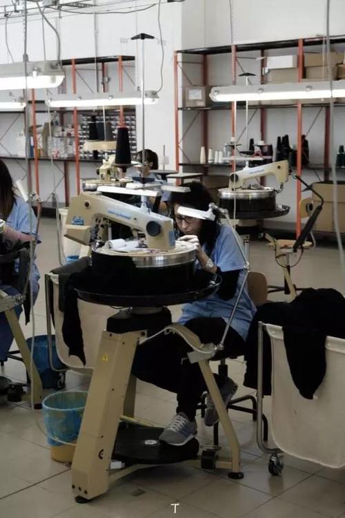 在 brioni 针织品的生产过程中,对每一件衣服都要进行长达数小时的